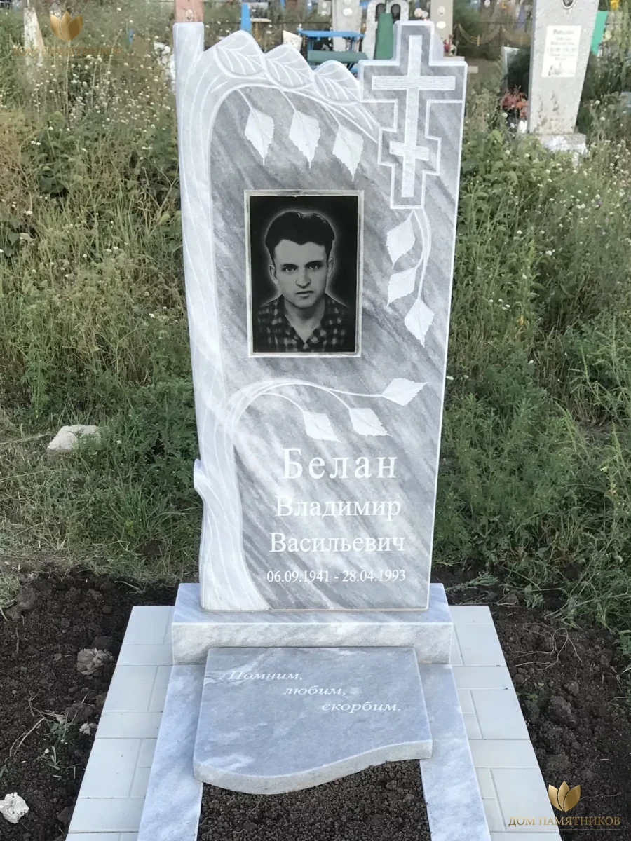 Памятник из мрамора Березка